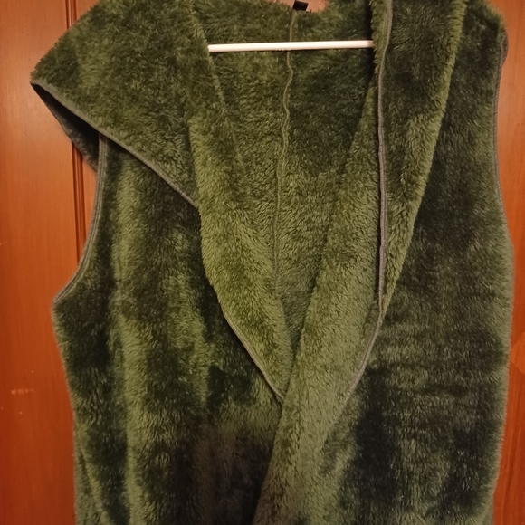Fuzzy Vest Jacket - Picture 5 of 9